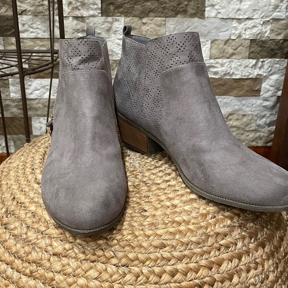 DR. SCHOLL’S Perforated Gray Ankle Booties Sz 11 - Picture 3 of 12